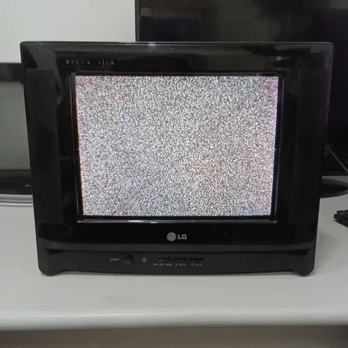 Vendo TV de Tubo 14 Polegadas LG 14FK3RB tudo funcionando, risco no vidro Semi novo