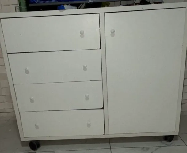 Cômoda feita por encomenda ela é grande em 100 porcento MDF