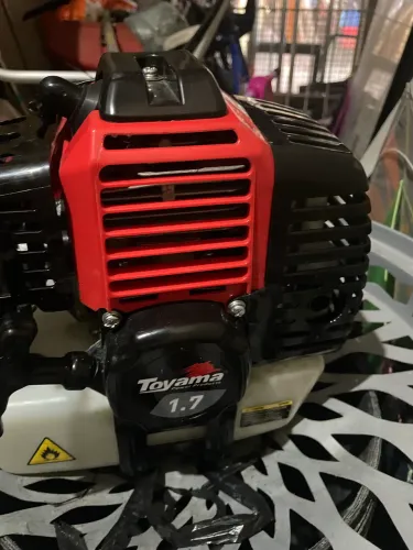 Vendo roçadeira nova marca toyama $780 nova de mais uma uma vez