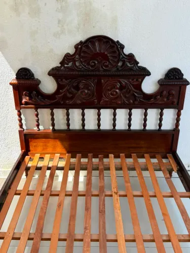 Cama colonial de madeira perfeita