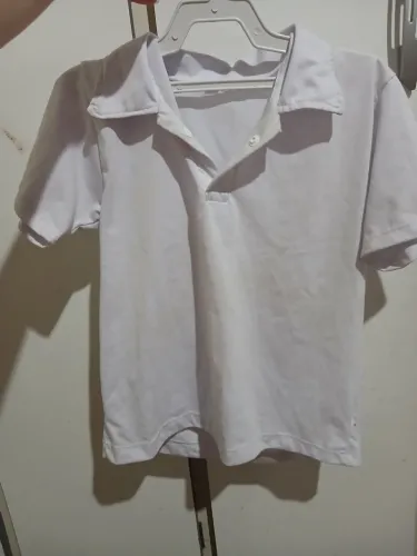 Camisa branca unissex. Para criança de 4 a 6 anos