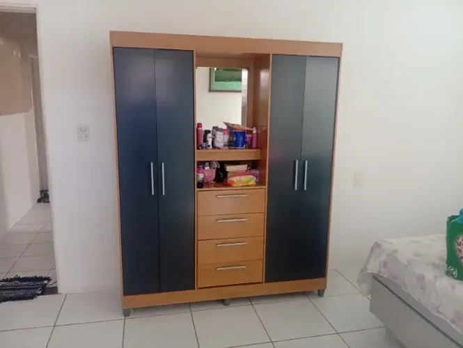 GUARDA ROUPA 3 MESES DE USO .SEMI NOVO .MOTIVO MUDANCA.