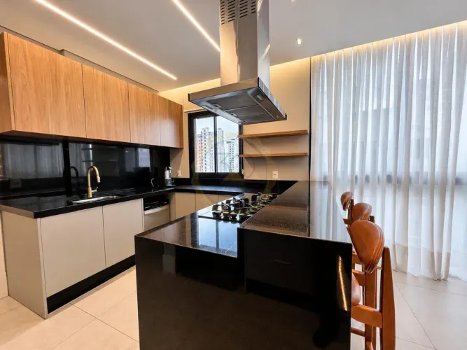 Apartamento mobiliado com 4 dormitórios para locação anual no Centro de Balneário Camboriú