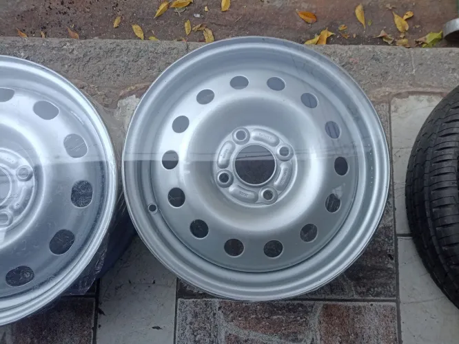 Duas rodas de ferro aro 15 da Ford valor de cada unidade 180 a vista 