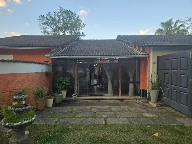 EXELENTE CASA TÉRREA EM PENEDO, 2 VAGAS, 264M NEDO ÁREA PRIVATIVA,PISCINA, SAUNA,LAREIRA,