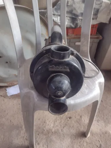 Vendo uma bomba d'água para piscina 