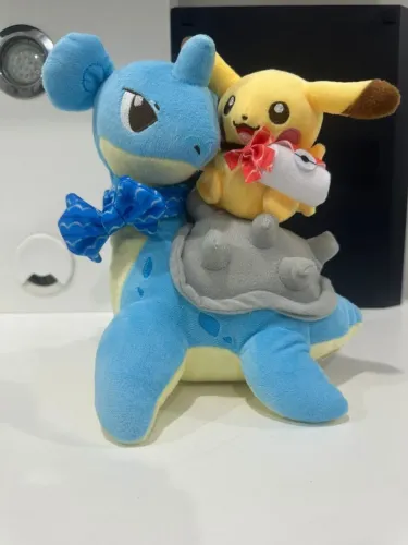 Pelúcia Pokémon Pikachu e Lapras 20cm x 14cm