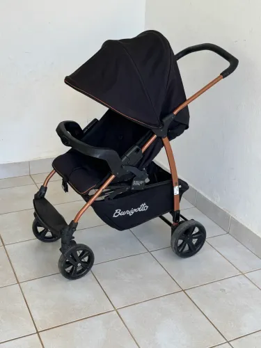 Carrinho de bebê seminovo