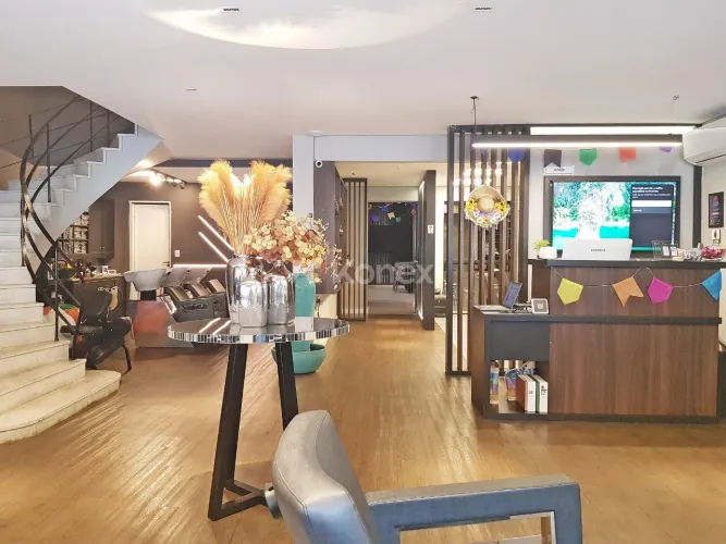 Casa Comercial a Venda no Pacaembu de 418 m² com 8 vagas