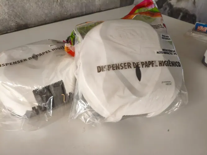 Vendo 3 dispenser de papel higiênico e 1 de papel toalha. Novo!