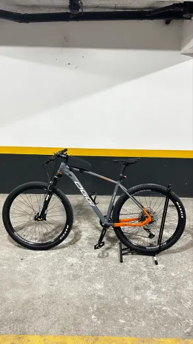 Bicicleta Oggi Aro 29 7.3 Deore 12v Cinza Com Laranja