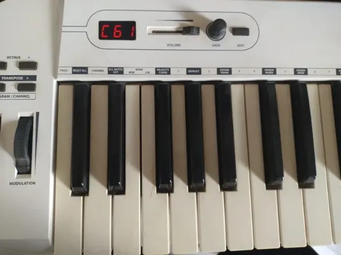 Controlador MIDI Samson Carbon 61 teclas