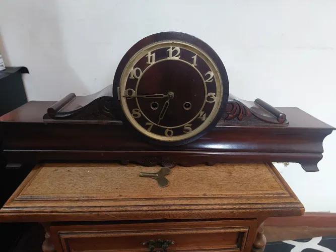 Relógio de mesa de corta antigo