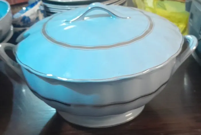 Sopeira de Porcelana com 6 blows e 6 pratos de apoio