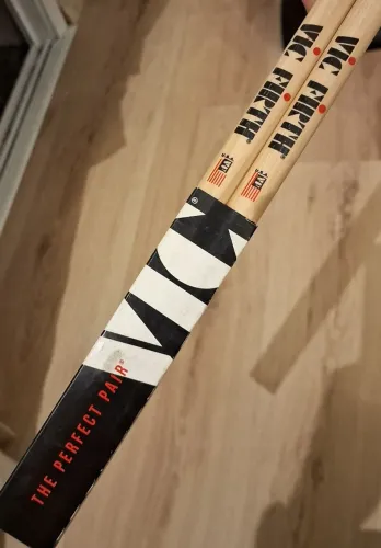 01 par de baquetas de Bateria VIC FIRTH em Hickory (Nogueira) - American JAZZ Line AJ6