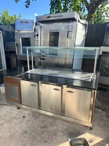 Pista fria com balcão refrigerado