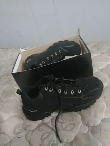 Vendo tênis da oakley caveirão preto , número 43