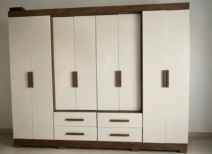 Guarda-Roupa de Casal Semi Novo - 8 Portas e 4 Gavetas (Branco e Amadeirado)