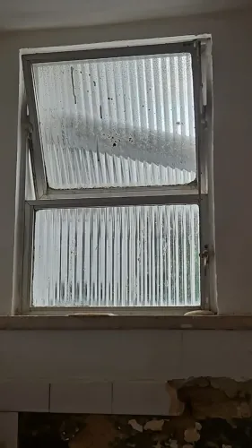 Janela Maxim-Ar de Alumínio com Vidro Canelado - 52 x 76 cm