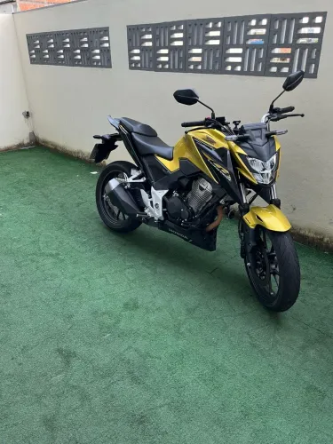 CB Twister modelo 23/23 ABS , moto conservada e funcionando perfeitamente.