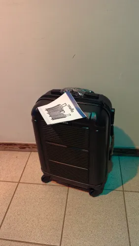 Mala de rodinha 360° Preta Nova tamanho M, até 23kg OTELLO LUGGAGE