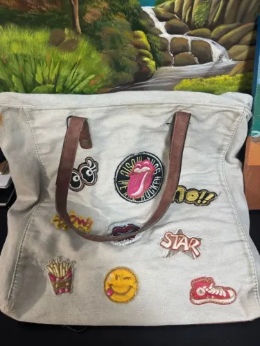 bolsa de ombro bege com patches