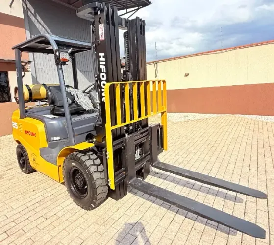 Empilhadeira GLP 2.5 Ton Nova, torre Triplex 4.8 Mts