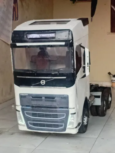 Mini caminhão VOLVO