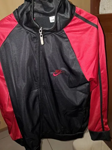 Blusa Nike preta e vermelha