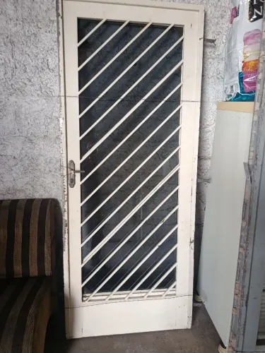 Porta de ferro direita