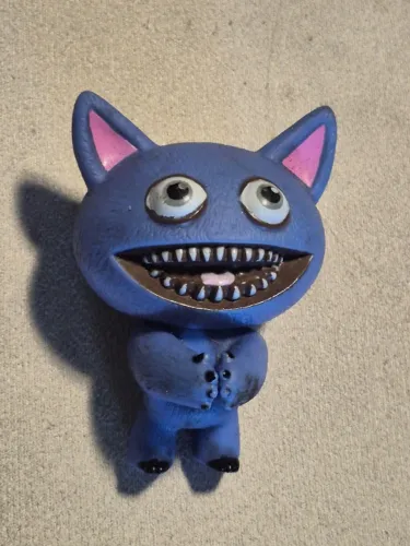 Brinquedo Petzone Goblin / Mini Figura Fuggler, um monstrinho azul de látex