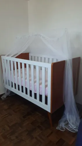 Berço Americano Retro seminovo com colchão e cortinado