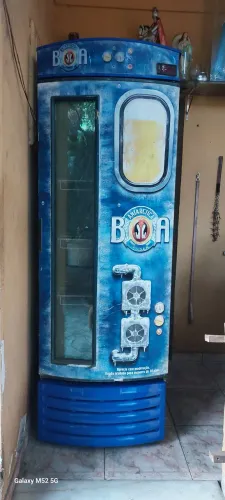 Geladeira de cerveja, em alumínio por dentro, funcionando perfeitamente.