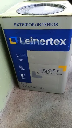 Tinha de piso cinza claro