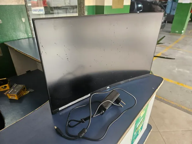 Monitor curvo com defeito