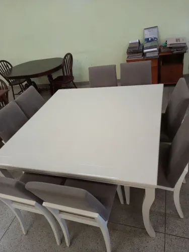 Mesa madeira maciça, em laca branco. C/ 8 cadeiras 