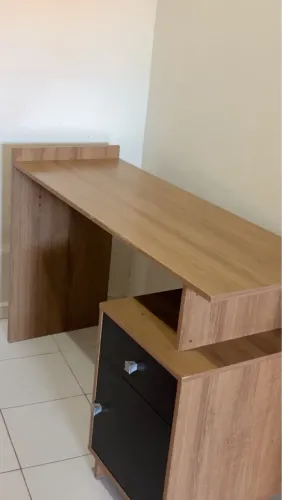 Mesa de Escritório ou estudo . 1.22x0,50 amêndoa e grafite
