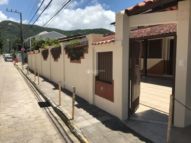 Bela Casa em amplo terreno com viabilidade comercial no Centrinho da Lagoa da Conceição