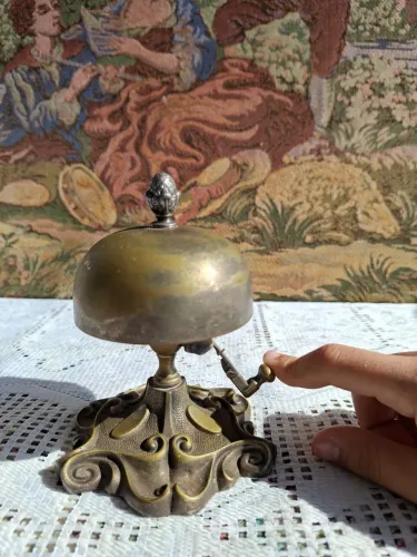 Campainha de mesa antiga e raridade em bronze (peça exclusiva)