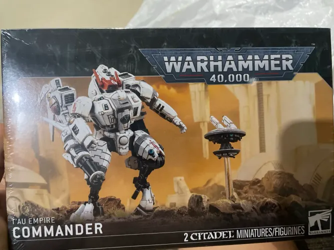 de miniaturas T'au Empire Commander do universo Warhammer 40,000,