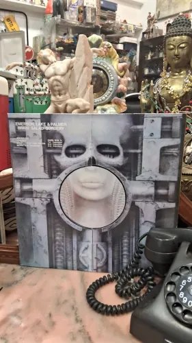 Lp vinil Brain Salad Surgery da banda Emerson, Lake & Palmer, lançada em 1973.