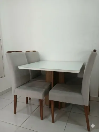 Mesa Quadrada 0,90x0,90m com tampo de vidro +4 cadeiras Estofadas - Perfeito Estado