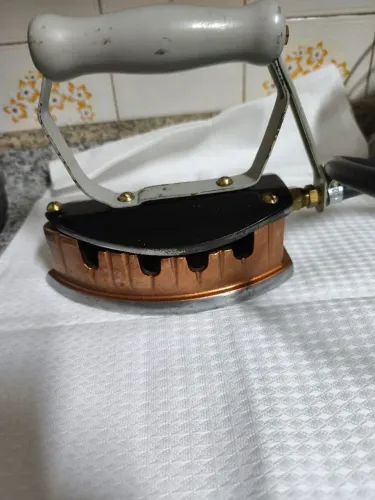Ferro a gás modelo 4 muito antigo em perfeito estado
