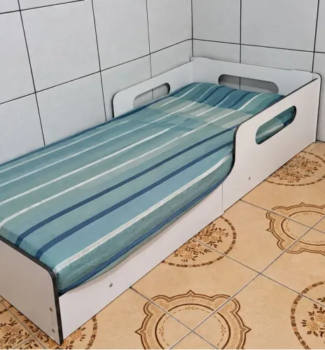 Cama montessoriana infantil acompanhado do colchão