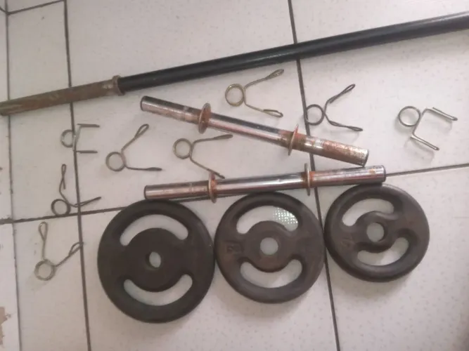 Anilhas e barras para musculação 