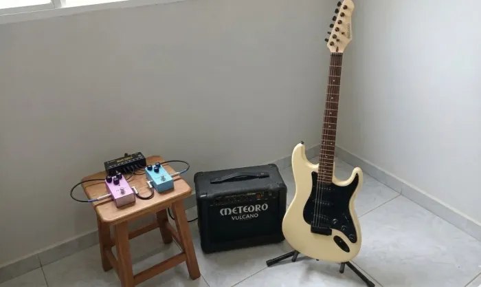 Guitarra strinberg rw50/cubo Meteoro 15w/pedais de distorção