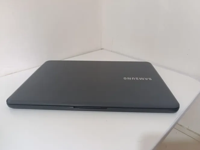Notebook Samsung core i3 tela 15 pol funcionando tudo. Ddr4 SSD M2 rápido fonte original 