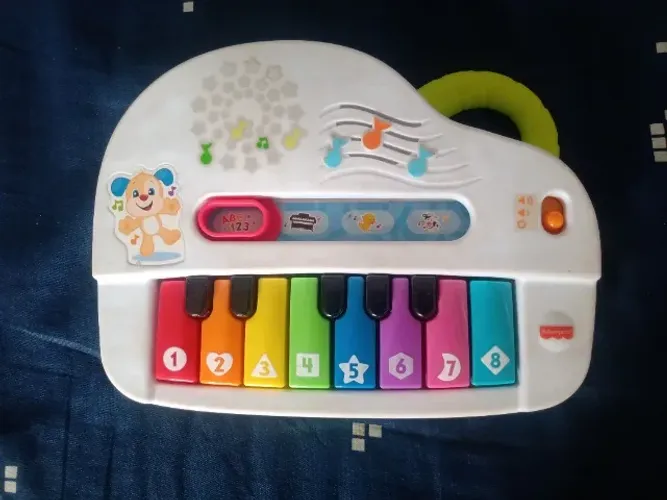 Piano infantil que toca música novinho