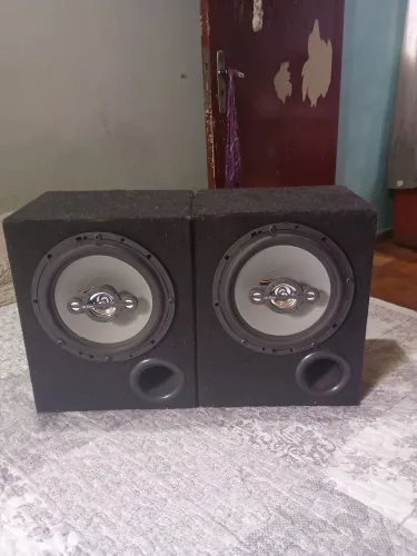 Caixas de som com alto falantes de 6 polegadas cada de 70 watts cada.