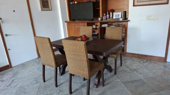 Mesa de madeira maciça - estilo clássico